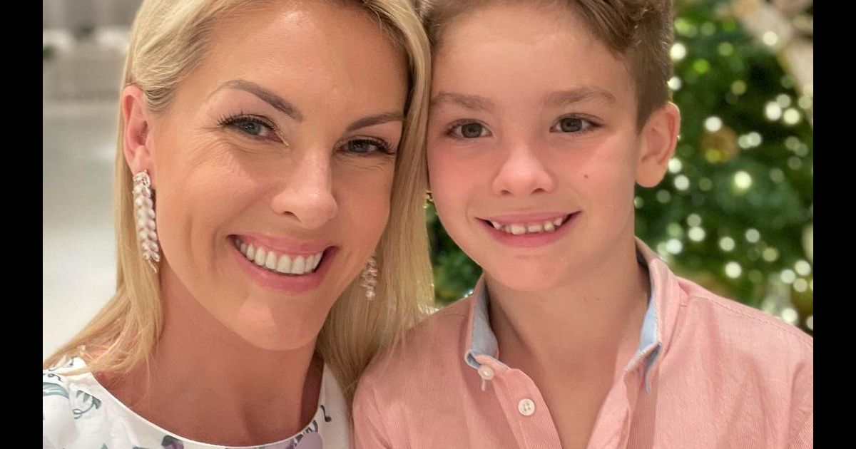 Ana Hickmann Posa Com Filho Alexandre Jr No Natal Purepeople 5573