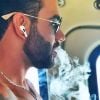 Gusttavo Lima fuma cigarro eletrônico em foto