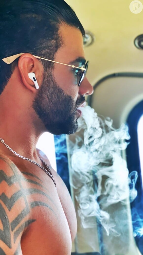 Gusttavo Lima fuma cigarro eletrônico em foto