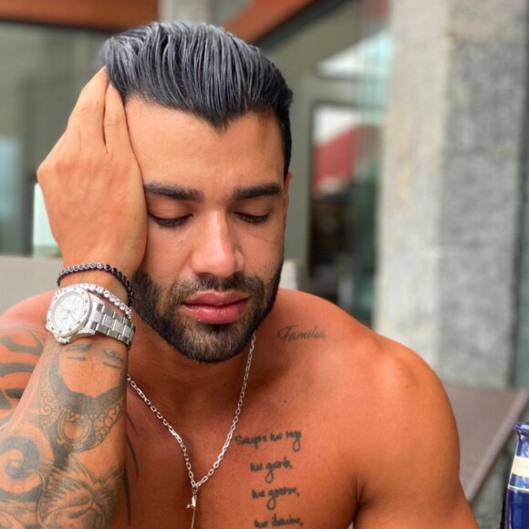 Gusttavo Lima bebe whisky de R$ 1 mil em dia de sofrência