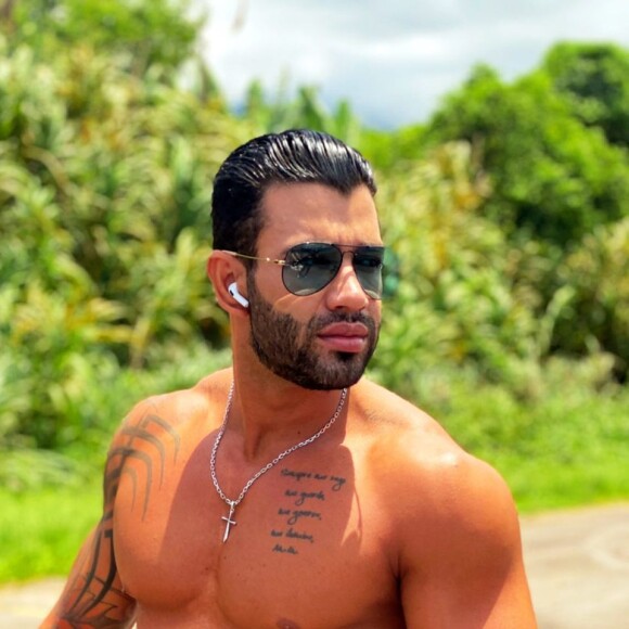 Gusttavo Lima exibe corpo musculoso em foto