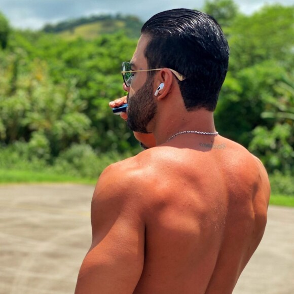 Gusttavo Lima exibiu o corpo musculoso em foto