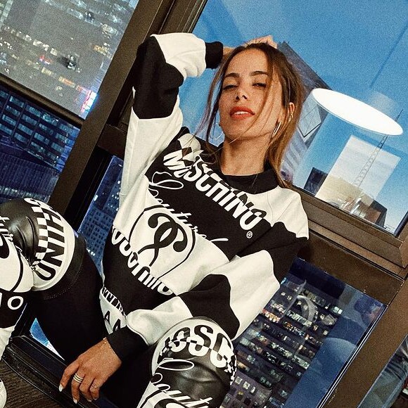 Anitta desembarcou em Nova York, onde irá se apresentar no Ano-Novo