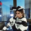 Look de Anitta: cantora usou laço máxi com look Moschino bicolor