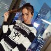 Anitta posou com look grifado Moschino em Nova York