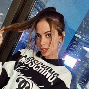 Anitta posou com look grifado Moschino em Nova York