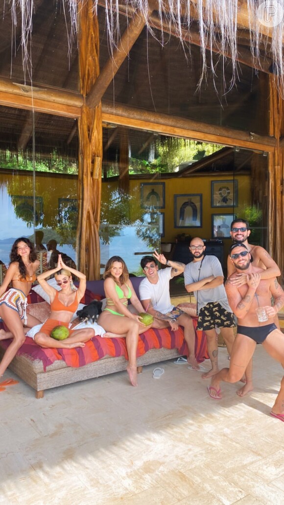 Bruna Marqeuzine fez foto divertida com amigos durante viagem