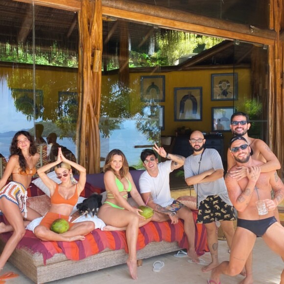 Bruna Marqeuzine fez foto divertida com amigos durante viagem
