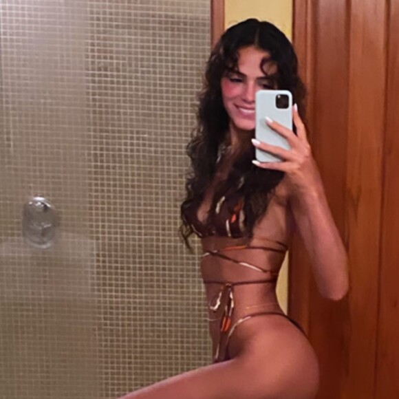Biquíni de Bruna Marquezine tem fitas mais longas que permitem amarrações criativas