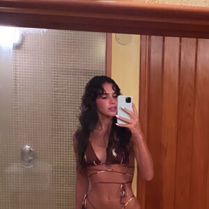 Bruna Marquezine posa exibindo biquíni em viagem
