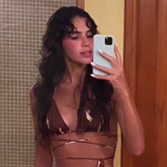 Biquíni com amarração, crochê e vestido máxi: as trends de Bruna Marquezine em viagem
