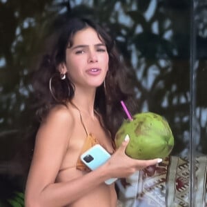 Bruna Marquezine, de biquíni, se refrescou em ilha privada do Rio