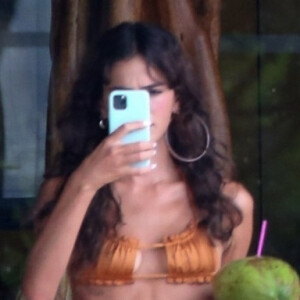 Bruna Marquezine, de biquíni, brincou com paparazzi e fez foto do profissional