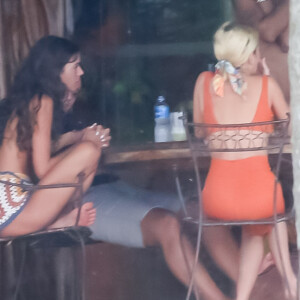 Bruna Marquezine e Manu Gavassi reuniram mais 7 amigos para o réveillon 2021