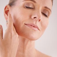 Os cuidados com a pele madura: como proteger rosto, colo e pescoço no verão!