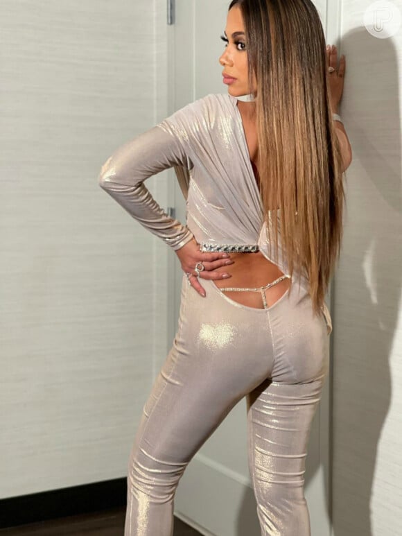 Anitta apostou em um look prata para celebrar a chegada de 2021