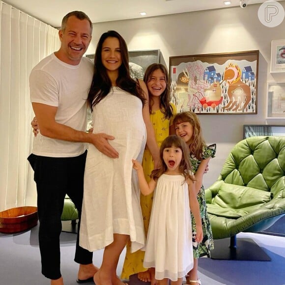Kyra Gracie, na reta final da gravidez, passou a virada do ano com o marido, Malvino Salvador, as duas filhas, Ayra e Kyara, e a enteada, Sofia