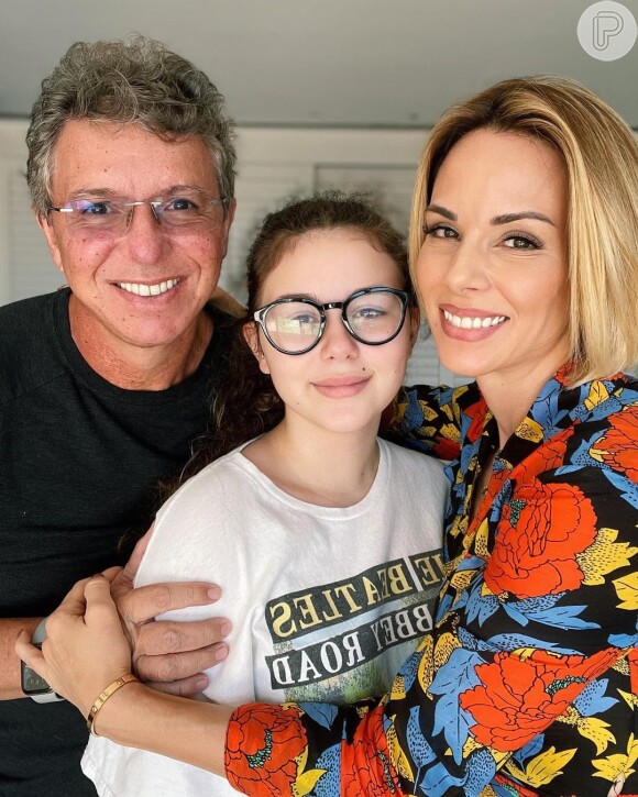 Boninho, Ana Furtado e a filha do casal, Isabella Oliveira, passaram o réveillon em casa, no Rio de Janeiro