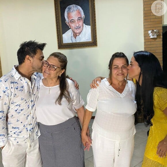 O réveillon de Zezé Di Camargo e Graciele Lacerda foi com as mães do casal, Helena e Maria das Graças, familiares e amigos na fazenda do cantor