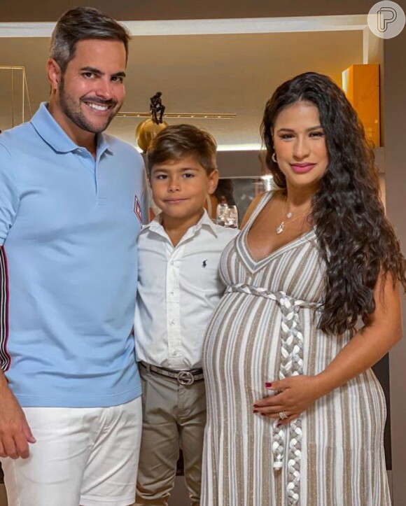 No fim da gravidez, Simone e o marido, Kaká Diniz, passam o réveillon com o filho, Henry, nos Estados Unidos
