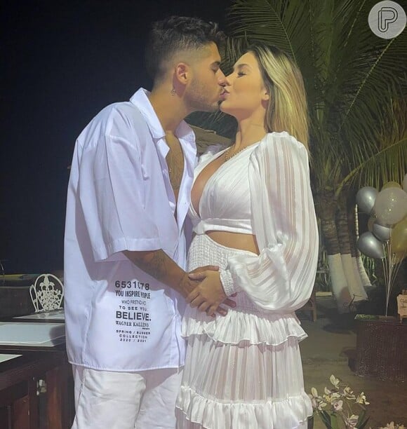 Virginia Fonseca comemora começo de 2021 com beijo em Zé Felipe
