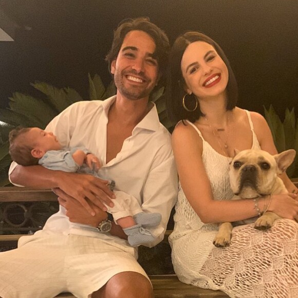 Sthefany Brito reuniu o marido, Igor Raschkovsky, e os pets em foto com o filho