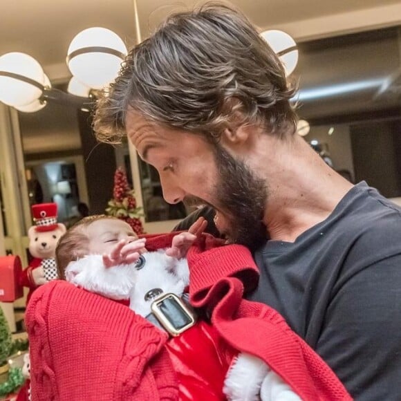 Filho de Sthefany Brito surgiu em foto de Natal com o tio materno, Kayky Brito