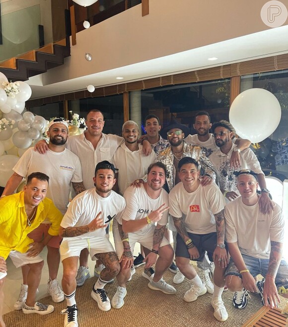 Neymar posa com parças em festa de Réveillon