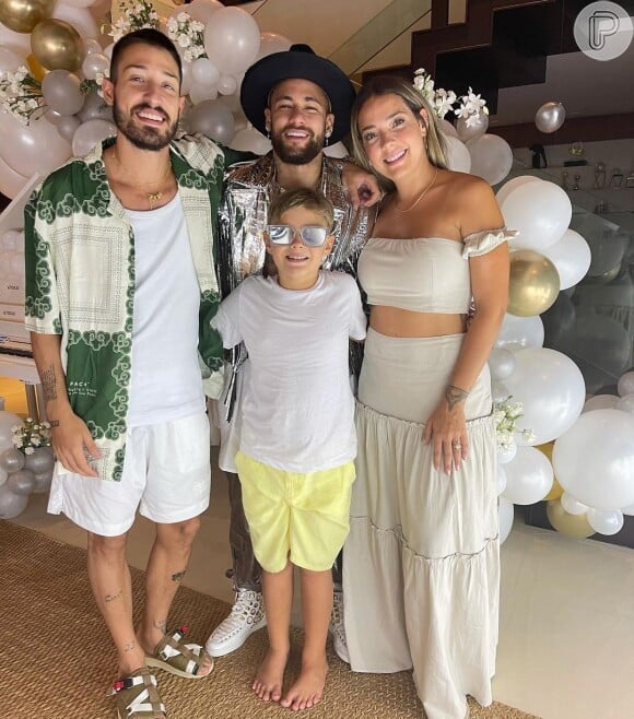 Neymar posa com Vinicius Martinez, Carol Dantas e o filho, Davi Lucca