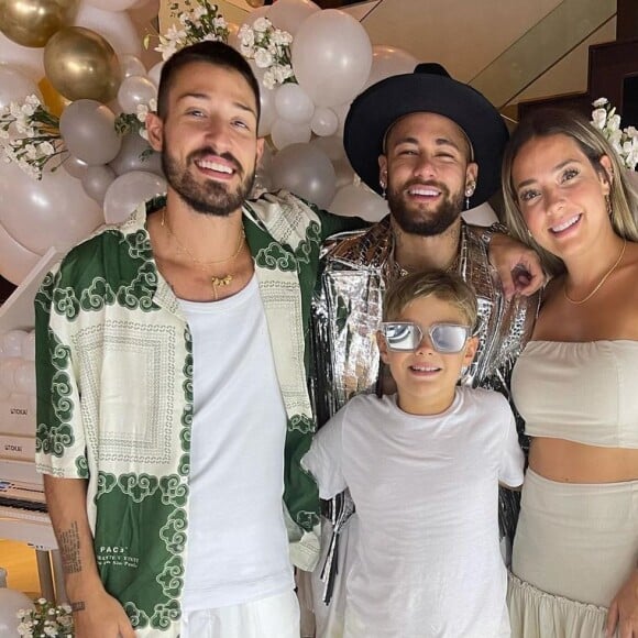 Neymar posa com Vinicius Martinez, Carol Dantas e o filho, Davi Lucca