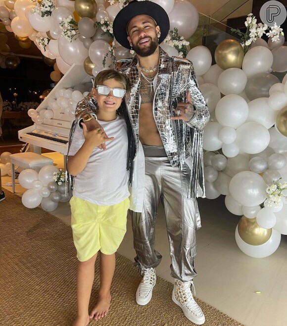 Neymar posa com o filho, Davi Lucca, em festa de Ano-Novo