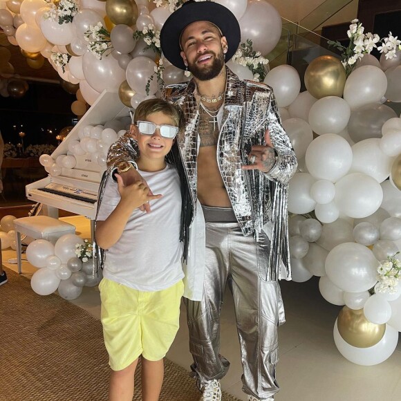 Neymar posa com o filho, Davi Lucca, em festa de Ano-Novo