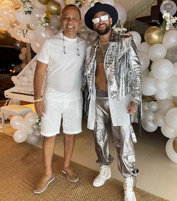 Neymar posa com o pai em festa de Réveillon