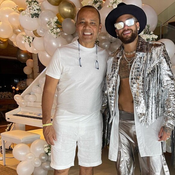 Neymar posa com o pai em festa de Réveillon