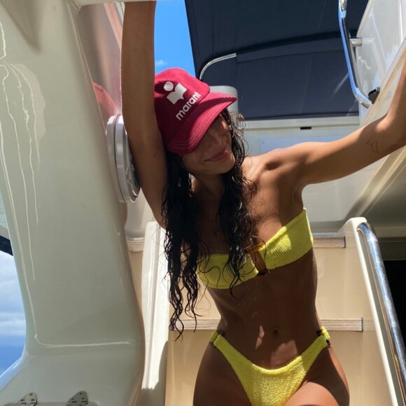 Bruna Marquezine apostou em biquíni canelado modelo asa-delta para banho no mar