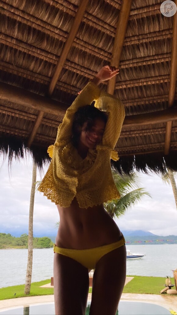 Bruna Marquezine exibe corpo sequinho e curvilíeno em fotos de viagem