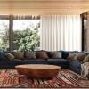 Arquiteta detalha sala do rancho construído por Bruno Gagliasso: 'Tapete estampado, sofá azul, poltronas de couro e muita luz natural.'