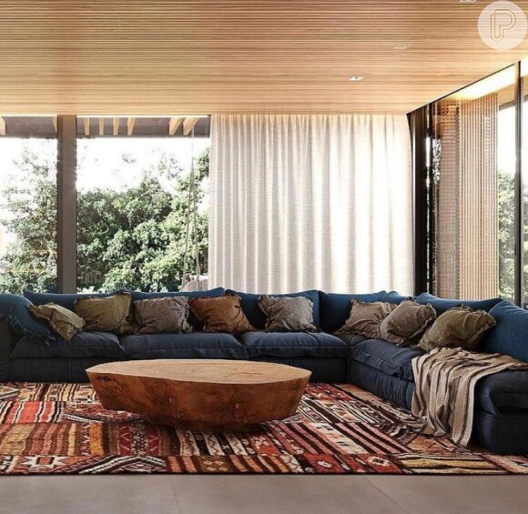 Arquiteta detalha sala do rancho construído por Bruno Gagliasso: 'Tapete estampado, sofá azul, poltronas de couro e muita luz natural.'