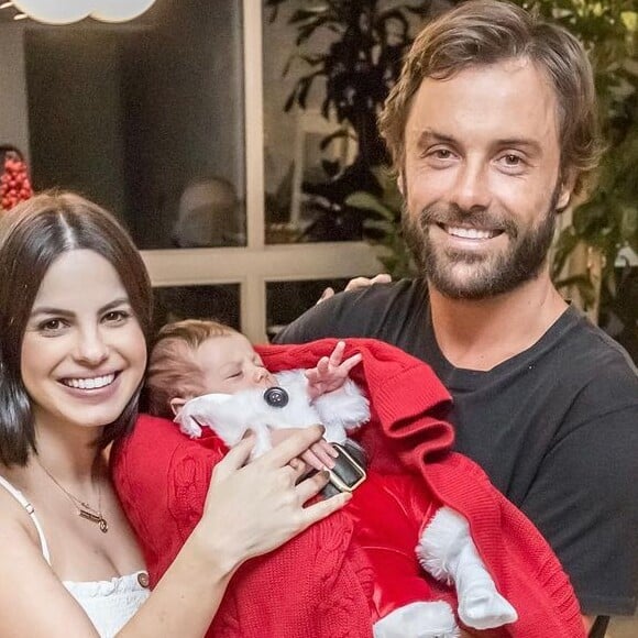 Sthefany Brito e Kayky Brito posaram com o filho da atriz, Enrico