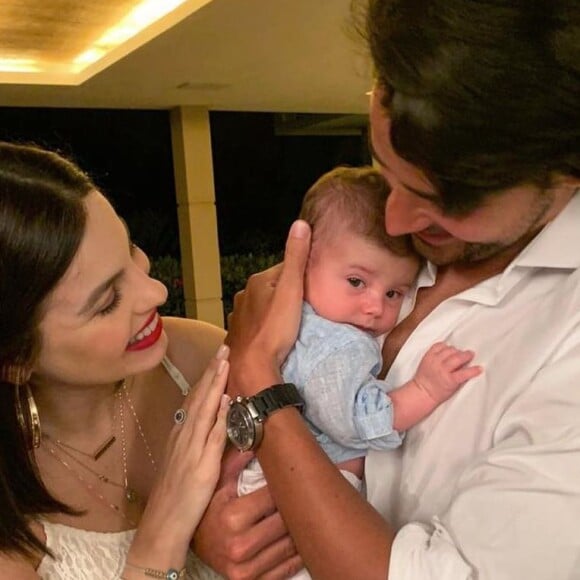 Filho de Sthefany Brito e Igor Raschkovsky chamou atenção pela beleza em foto com os pais