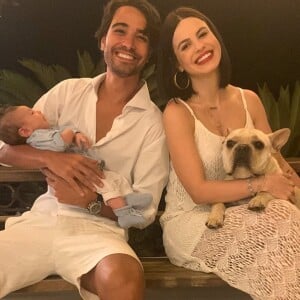 Sthefany Brito reuniu o marido, Igor Raschkovsky, o filho, Enrico, e os pets em foto no Ano Novo