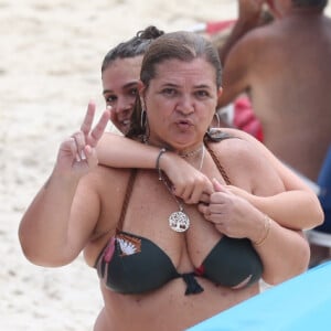 Mel Maia e a mãe brincaram com fotógrafo em dia de praia