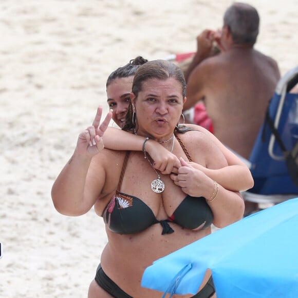 Mel Maia e a mãe brincaram com fotógrafo em dia de praia