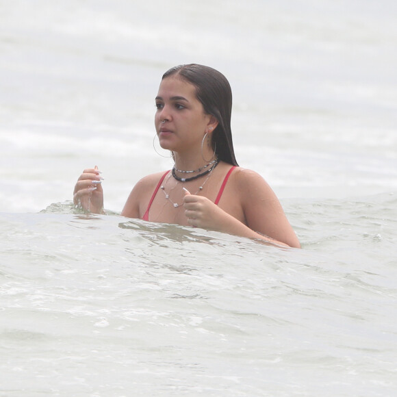 Mel Maia mergulhou em praia do Rio em dia de forte sol