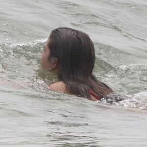 Mel Maia matou o calor com mergulho em praia do Rio