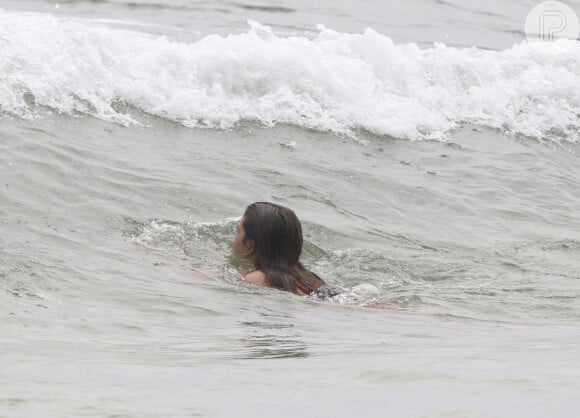 Mel Maia matou o calor com mergulho em praia do Rio