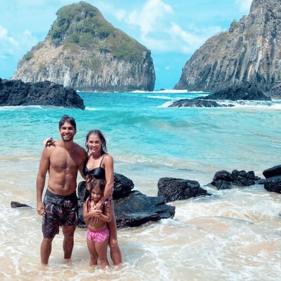 Deborah Secco viaja com a família a Fernando de Noronha