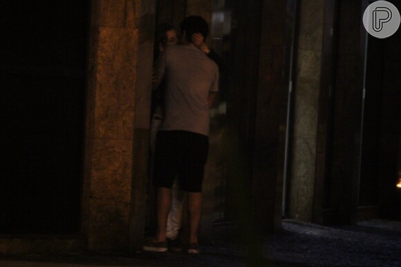 Marcelo Adnet foi flagrado aos beijos com uma loira em um bar do Rio na noite de quinta-feira, 6 de novembro de 2014