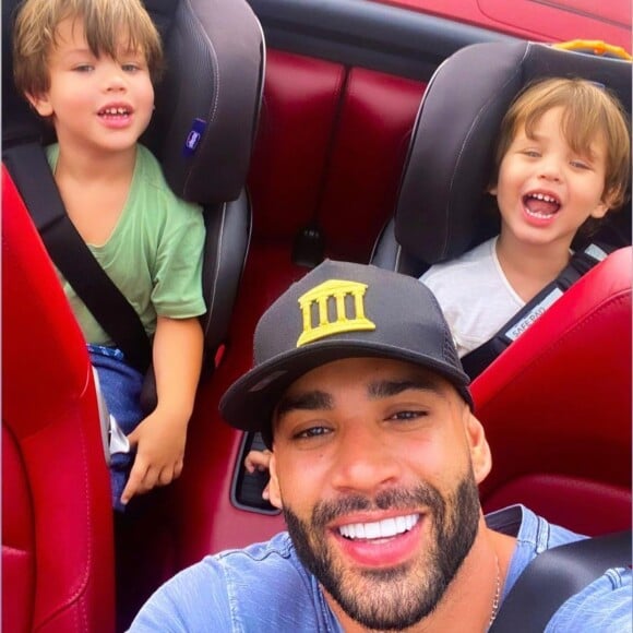 Gusttavo Lima passou o fim de semana com os filhos, Gabriel e Samuel