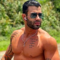 Gusttavo Lima posa sem camisa e corpo musculoso agita a web: 'Dei zoom'